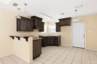 10 W 2nd St in La Joya, TX - Foto de edificio - Building Photo