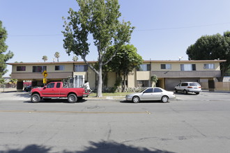 213-219 W Midway Ave in Anaheim, CA - Building Photo - Building Photo