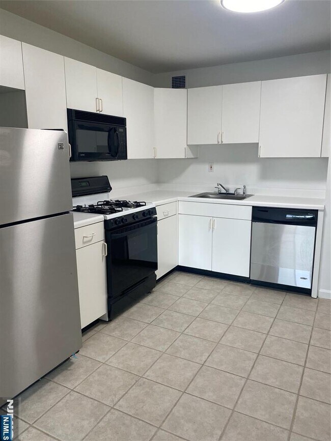 1203 River in Edgewater, NJ - Building Photo - Building Photo