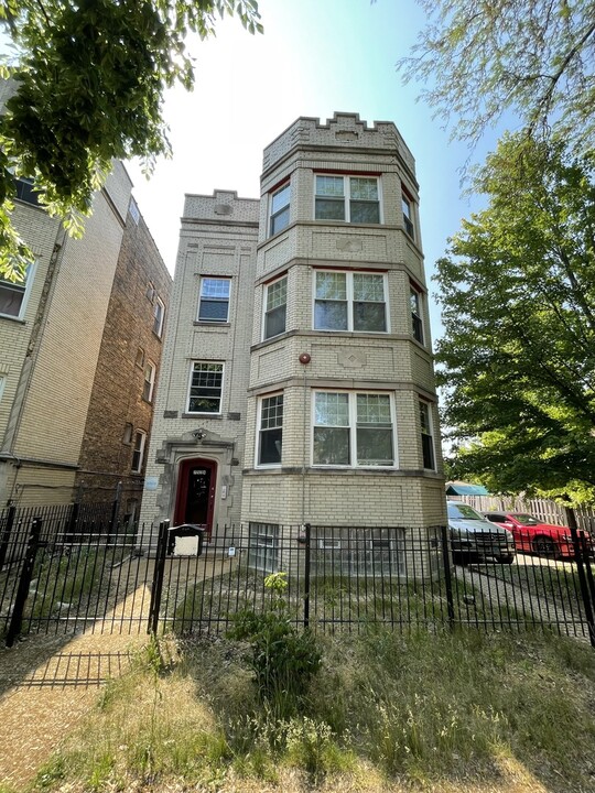 7534 N Claremont Ave in Chicago, IL - Foto de edificio