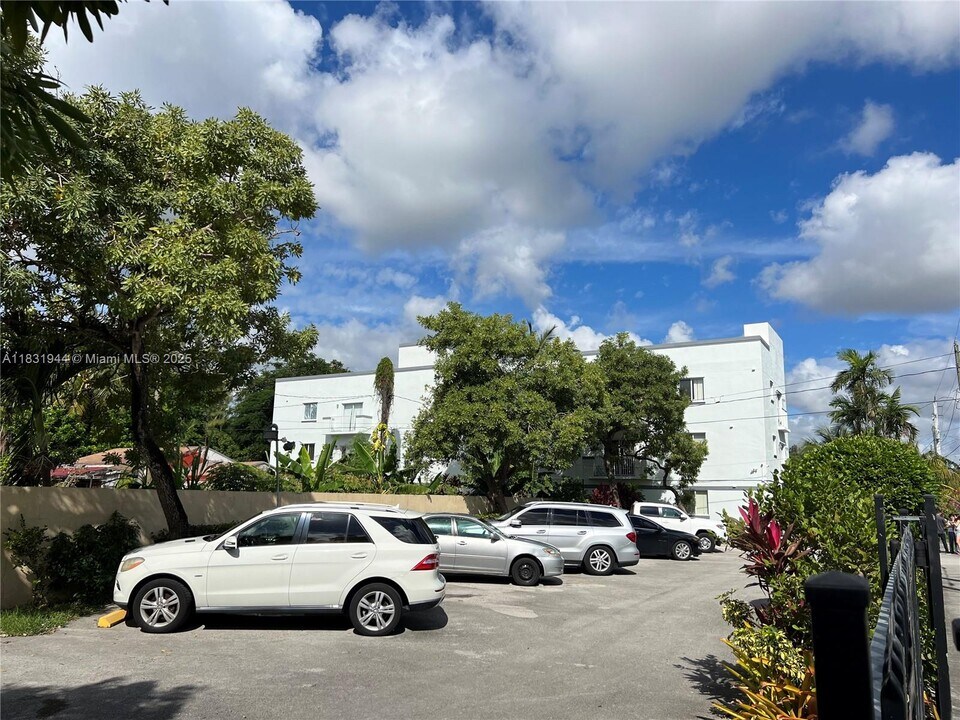 7516 NE 1st Ave in Miami, FL - Foto de edificio