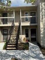 17401 Red Oak Dr in Houston, TX - Building Photo