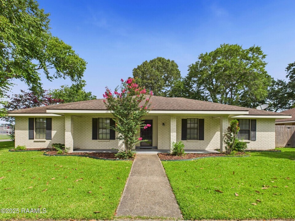 128 Pigeon Loop in Lafayette, LA - Building Photo