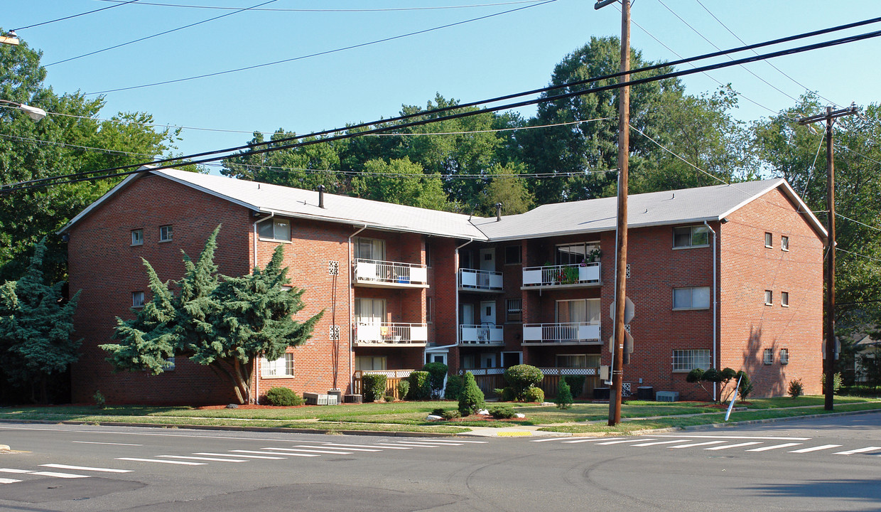 4500 Grove Ave in Richmond, VA - Building Photo