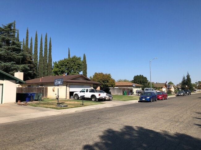 112 Holiday Way in Chowchilla, CA - Building Photo - Building Photo