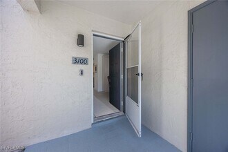 3100 Kings Lake Blvd in Naples, FL - Foto de edificio - Building Photo