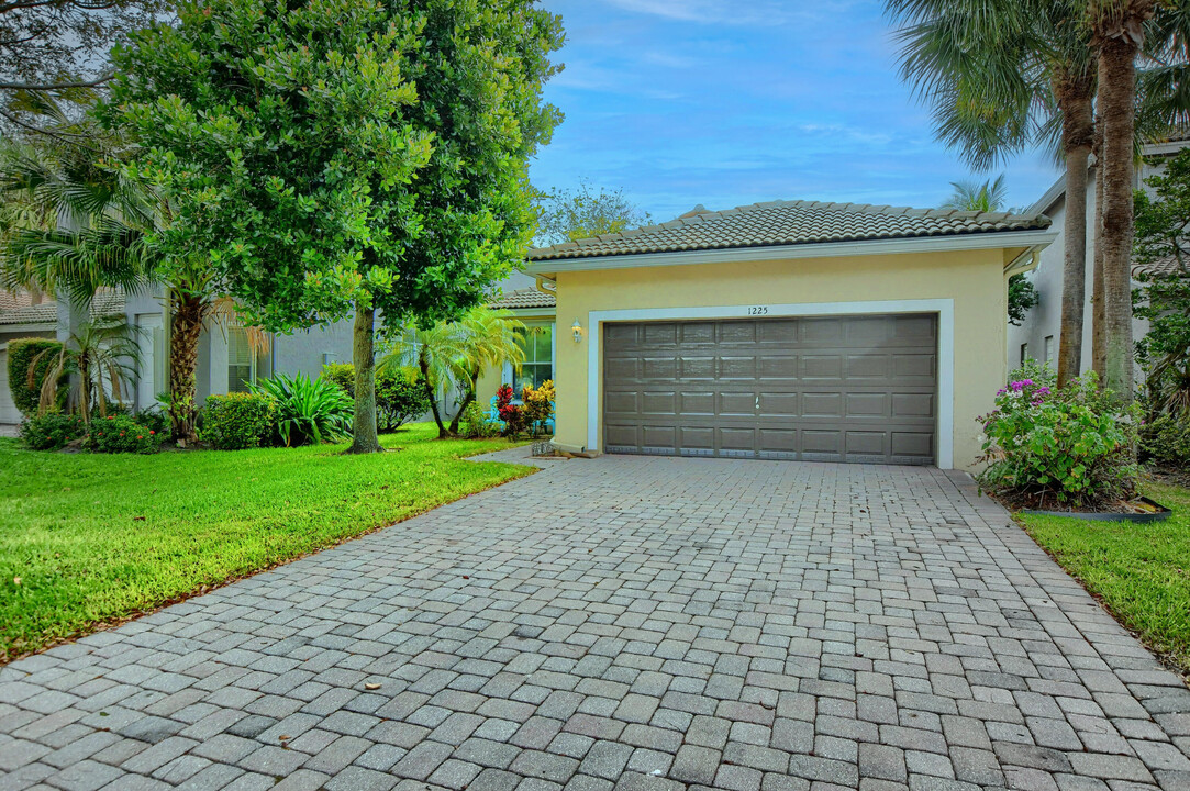 1225 E Magnolia Cir in Delray Beach, FL - Building Photo