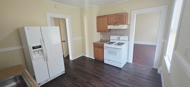 273 Brooks St-Unit -1st Floor in Bridgeport, CT - Building Photo - Building Photo