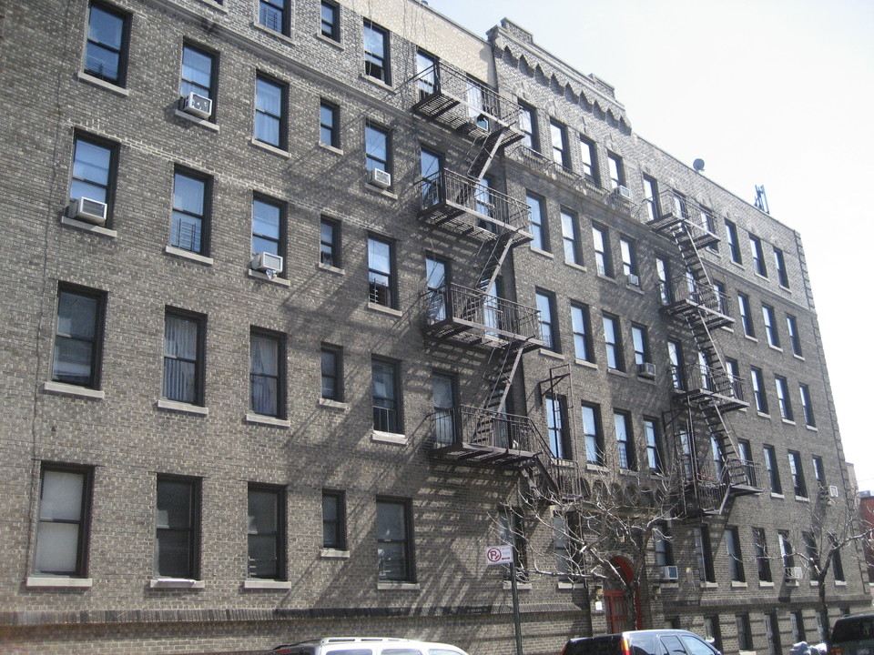 38-05 Crescent Street in Long Island City, NY - Building Photo