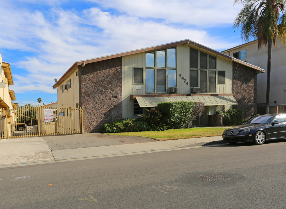 5424 Corteen Pl in Valley Village, CA - Foto de edificio