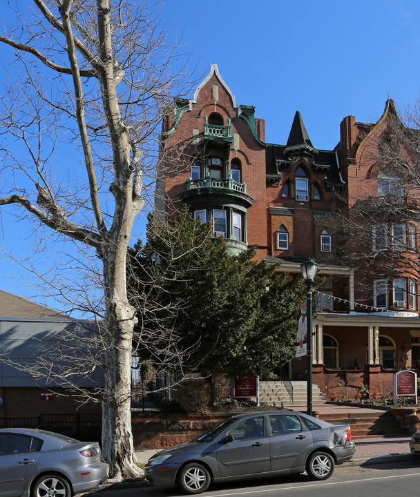 College House in Philadelphia, PA - Building Photo