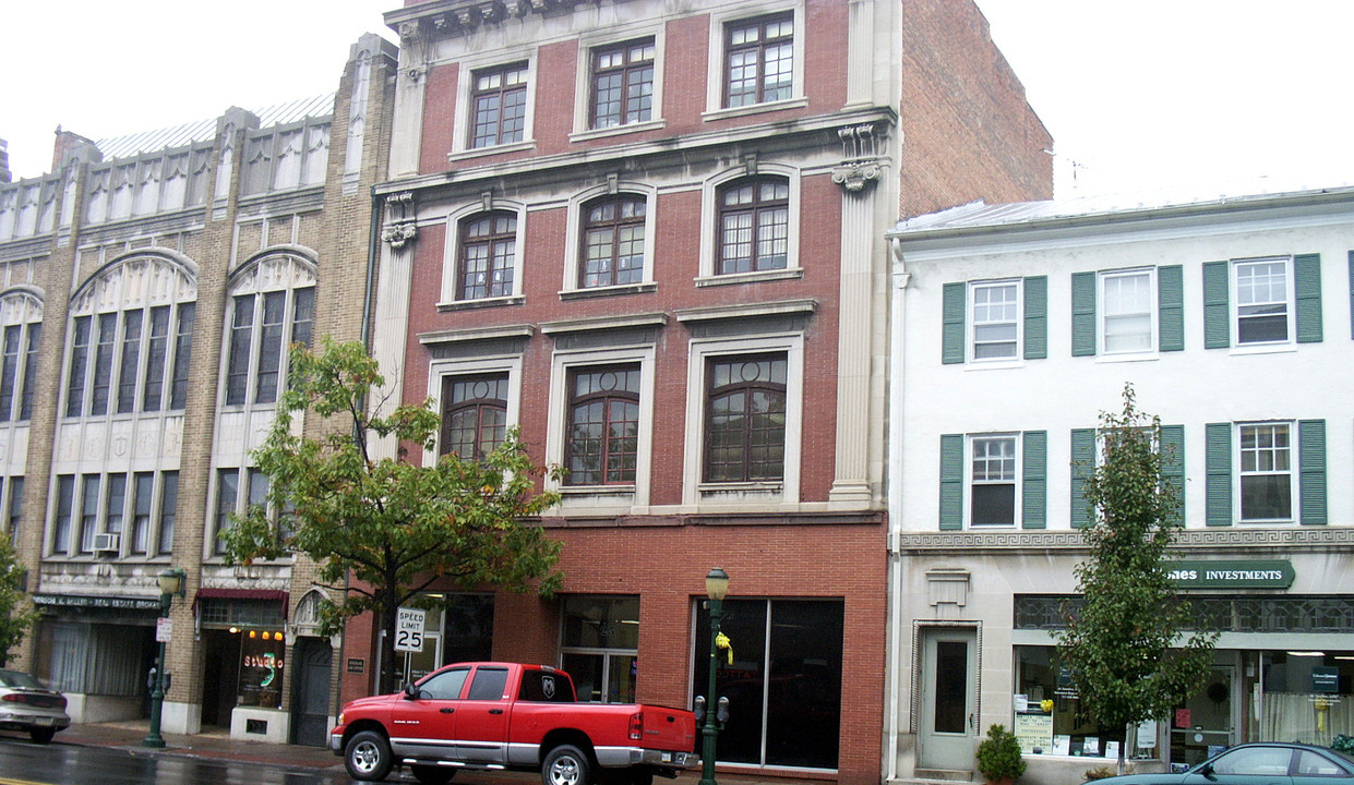 25 W High St in Carlisle, PA - Building Photo