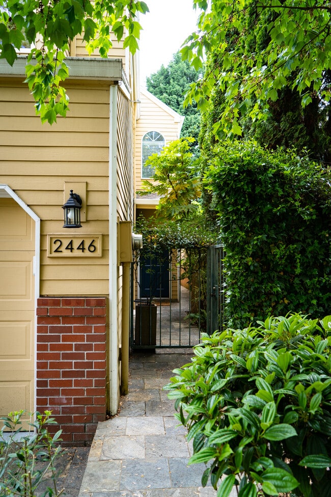 2446 NW Thurman St in Portland, OR - Building Photo - Building Photo