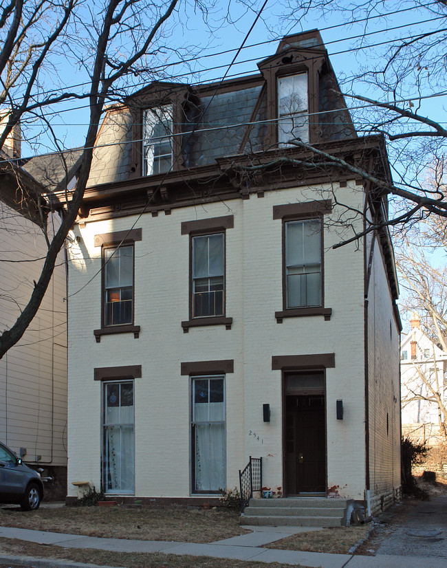 2541 Hackberry St in Cincinnati, OH - Foto de edificio - Building Photo