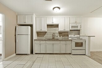 1718 N Travis Ave in Cleveland, TX - Building Photo - Building Photo