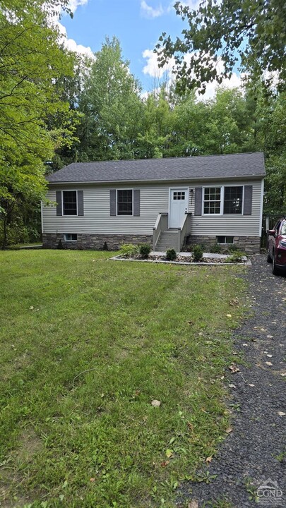 1321 Sleepy Hollow Rd in Athens, NY - Building Photo