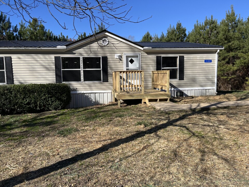 142 Meadow Ln in Dover, TN - Building Photo