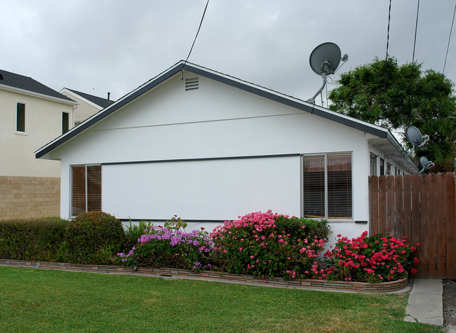 2608-2614 Santa Ana Ave in Costa Mesa, CA - Foto de edificio - Building Photo