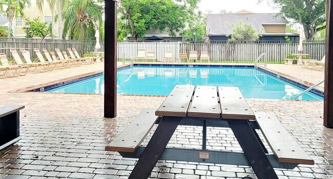 15702 E Waterside Cir in Sunrise, FL - Building Photo - Building Photo