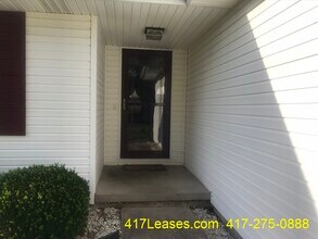 3085 W Darby St in Springfield, MO - Building Photo - Building Photo