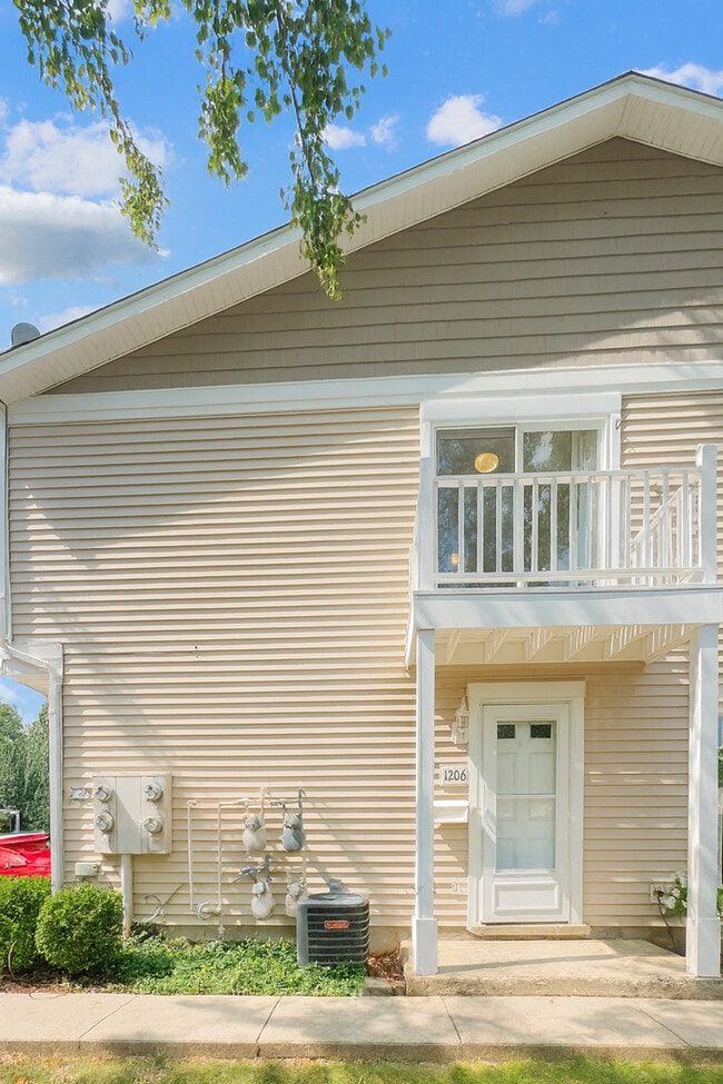 1206 Spur Ct in Wheeling, IL - Foto de edificio - Building Photo