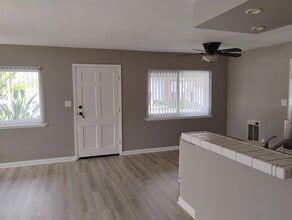 301 Santa Isabel Ave, Unit 301 Santa Isabel in Costa Mesa, CA - Building Photo - Building Photo