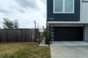 1318 Reinerman St in Houston, TX - Building Photo