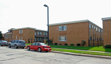 Summit Court Apartments in Summit, IL - Foto de edificio - Building Photo