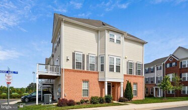 22652 Gray Falcon Square in Ashburn, VA - Building Photo - Building Photo