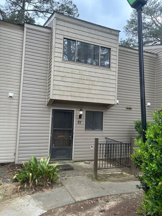 240 Jamil Rd in Columbia, SC - Foto de edificio