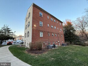 3043 Patrick Henry Dr in Falls Church, VA - Building Photo - Building Photo