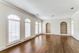 4541 N Versailles Ave in Dallas, TX - Building Photo - Building Photo