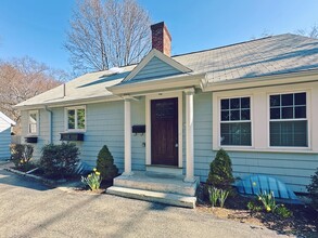 105 Spring St in Lexington, MA - Foto de edificio - Building Photo