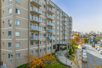 Bay Plaza Gardens in Staten Island, NY - Building Photo - Building Photo