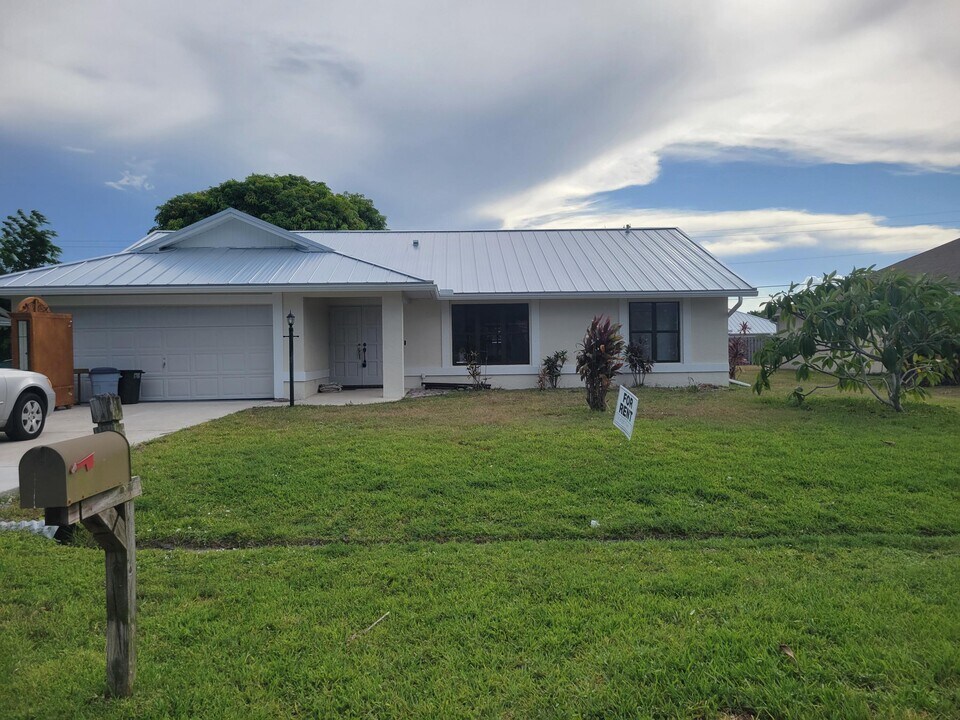 2050 SE Camilo St in Port St. Lucie, FL - Foto de edificio