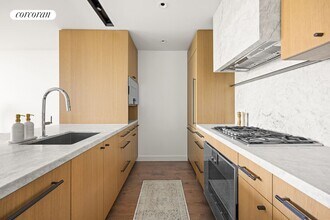 50 Bridge Park Dr in Brooklyn, NY - Building Photo - Building Photo
