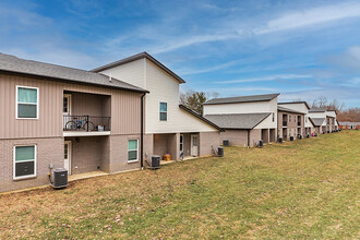 504 Courtyard Ln in Amelia, OH - Foto de edificio - Building Photo