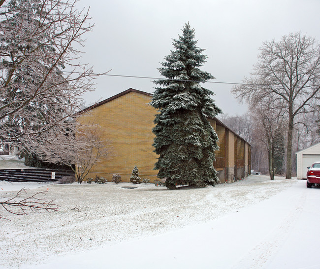 420 White Pond Dr in Akron, OH - Building Photo - Building Photo