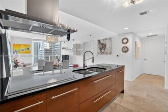 495 Brickell Ave, Unit 2807 in Miami, FL - Foto de edificio - Building Photo