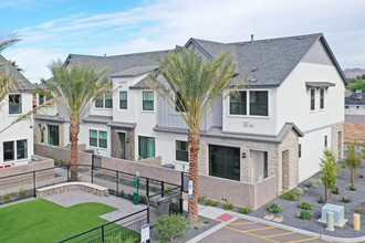 Mulberry Park Townhomes in Phoenix, AZ - Foto de edificio - Building Photo