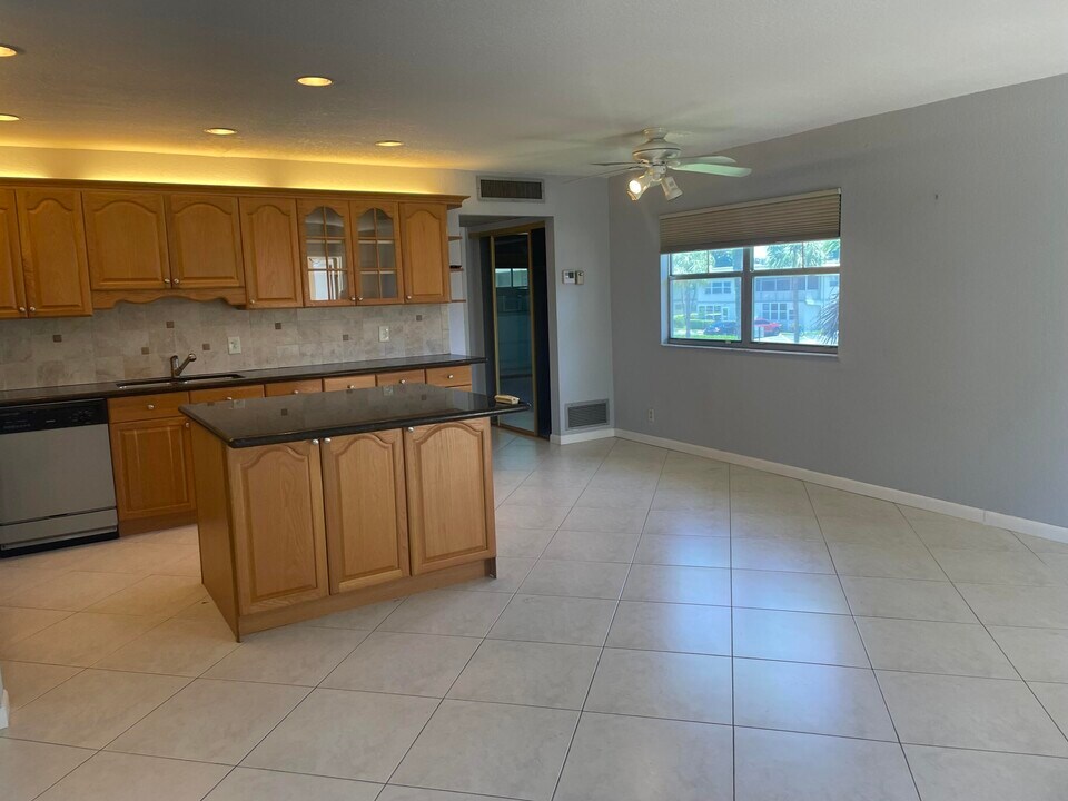 603 Brittany M in Delray Beach, FL - Foto de edificio