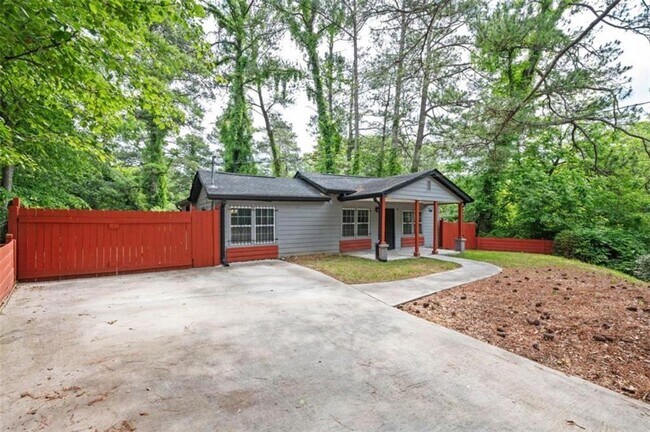 3479 Thompson Dr NW in Atlanta, GA - Building Photo - Building Photo
