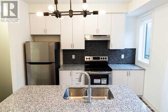 370 Red Maple Rd in Richmond Hill, ON - Building Photo - Building Photo