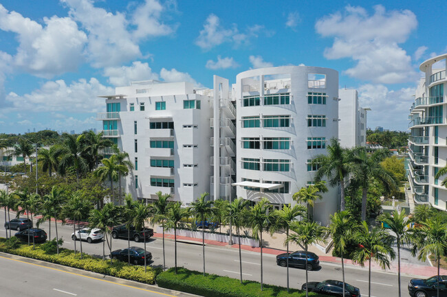 Regatta in Miami Beach, FL - Foto de edificio - Building Photo