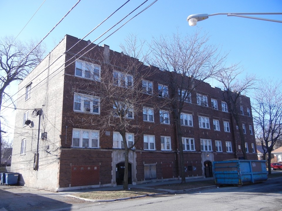 8001-8003 S Colfax Ave in Chicago, IL - Foto de edificio