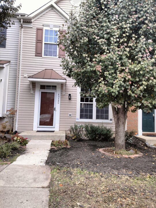 45580 Grand Central Sq in Sterling, VA - Building Photo