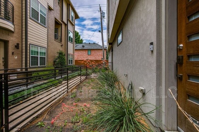 5810 Bryan Pkwy in Dallas, TX - Building Photo - Building Photo