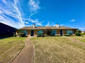 605-607 Connie Dr in Hewitt, TX - Building Photo