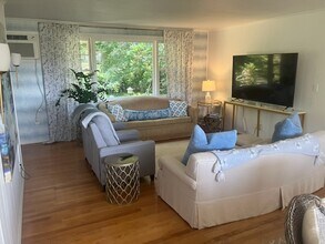 56 Anthony Rd in North Stonington, CT - Foto de edificio - Building Photo