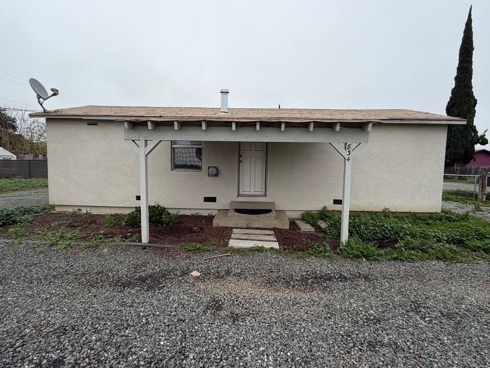 834 S Spruce Rd in Exeter, CA - Building Photo